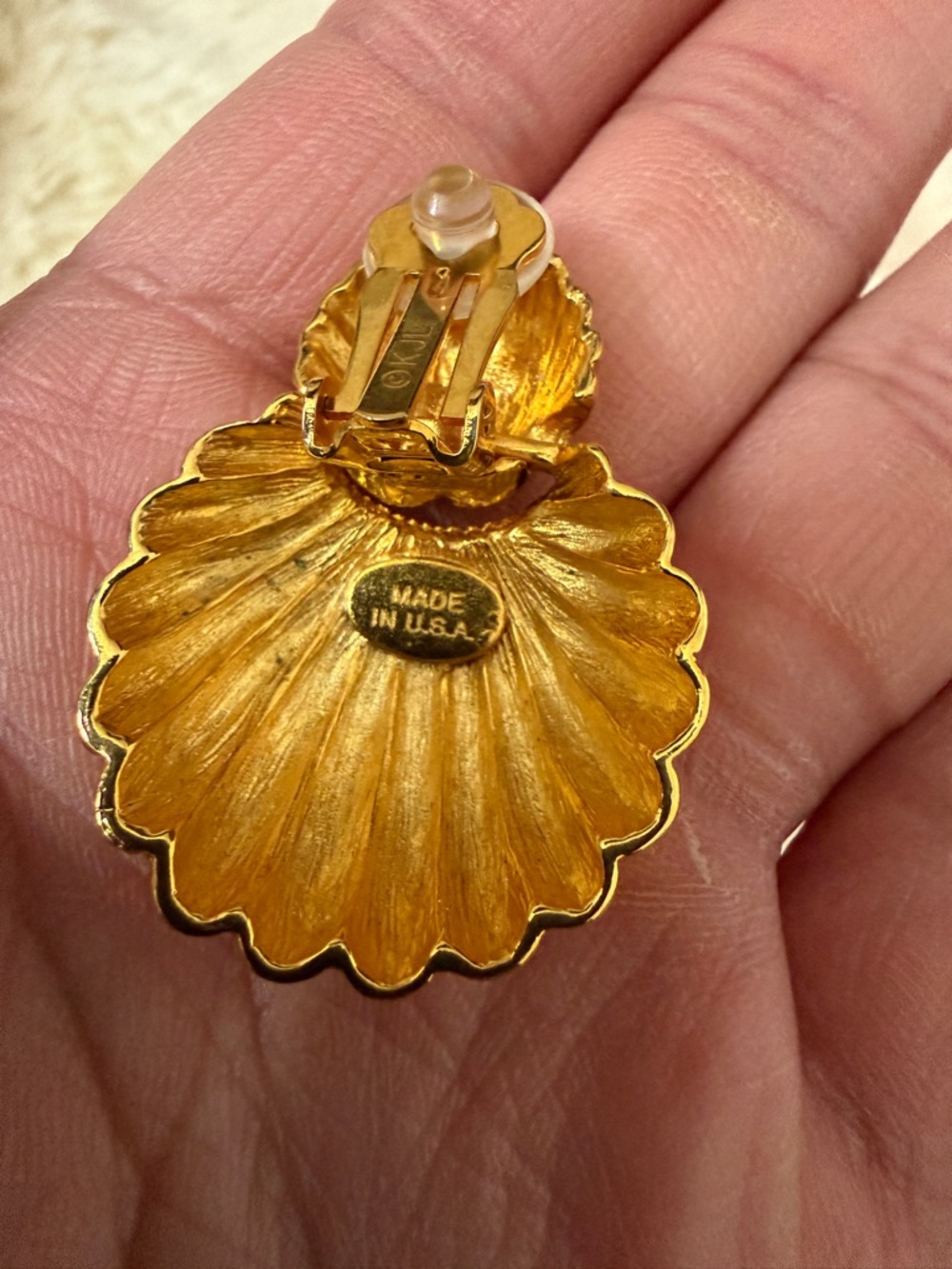 KENNETH JAY LANE GOLD SEASHELL CLIP EARRINGS - Picture 4 of 6